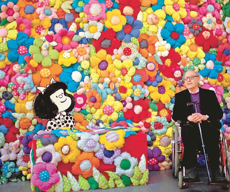 Quino, junto a su conciencia, representada para muchos en Mafalda, durante la muestra El mundo de acuerdo a Mafalda, exhibida en Buenos Aires en 2014. Archivo AP