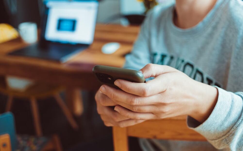 Cómo eliminar el polvo de los altavoces de tu celular sin dañarlos. Imagen: Unsplash