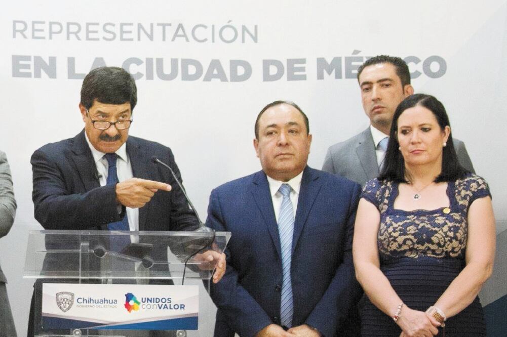 El gobernador Javier Corral (izq.) dijo que la PGR desestimó las pruebas en contra del ex secretario General Adjunto del PRI. (TOMADA DE FACEBOOK)