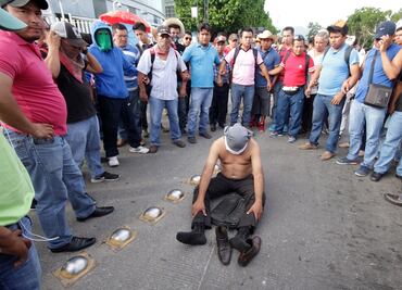 CNTE retiene a presunto policía durante protesta en Chiapas