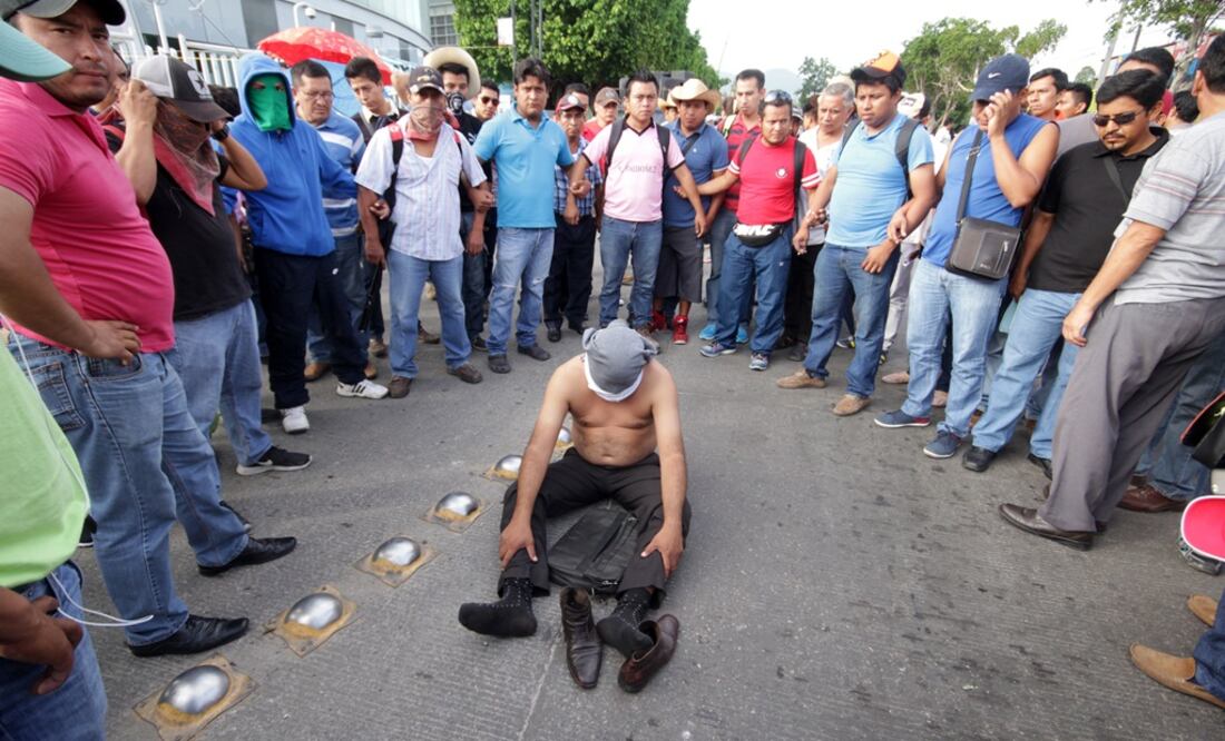La CNTE continúa con bloqueos a carreteras y centros comerciales para exigir la liberación inmediata de sus líderes. (Foto: EFE /René Arauxo)