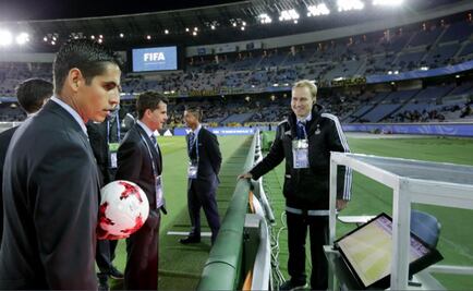 Árbitros mundialistas tomarán cursos del VAR en Abu Dhabi