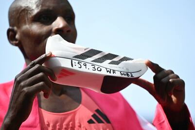 El keniano Sabastian Sawe rompe récord mundial; gana el Maratón de Londres en menos de dos horas