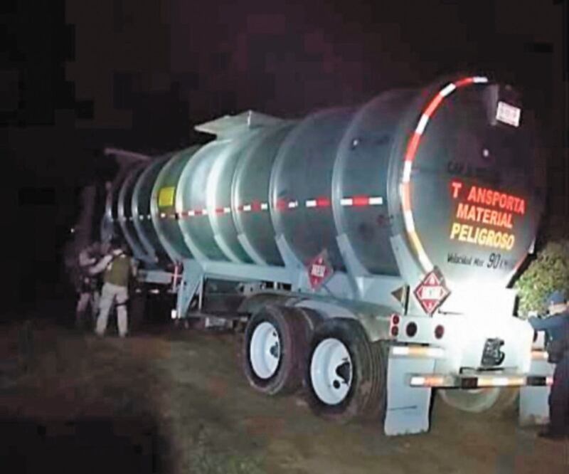 La Secretaría de Seguridad Pública del estado aseguró una toma clandestina y dos vehículos.