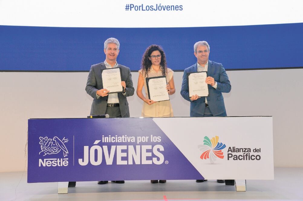 Firma de convenio con Fausto Costa, presidente ejecutivo de Nestlé México; Luisa María Alcalde, secretaria del Trabajo y Previsión Social, y Laurent Freixe, CEO de Nestlé para las Américas. Foto: CORTESÍA