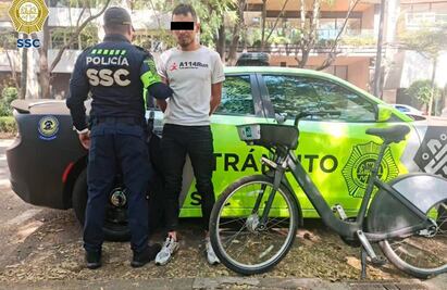 Ladrón viaja en Ecobici que se robó, policías de la CDMX lo descubren y lo detienen