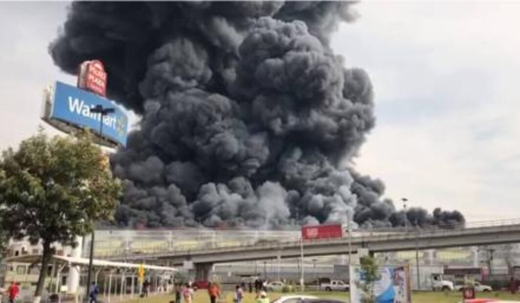 Se registra incendio en bodega de Toluca; columnas de humo alcanzan los 100 metros