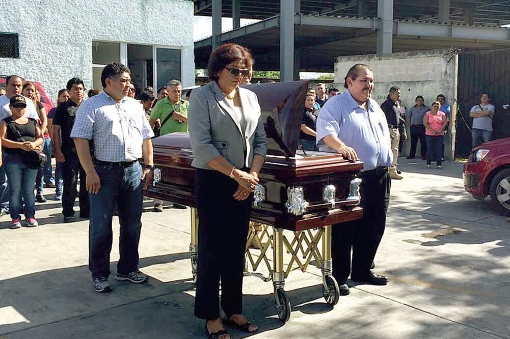 Trabajadores de la Fiscalía, encabezados por su titular, Miguel Ángel Pech, despiden a Humberto Mora Ochoa. (CORTESÍA)