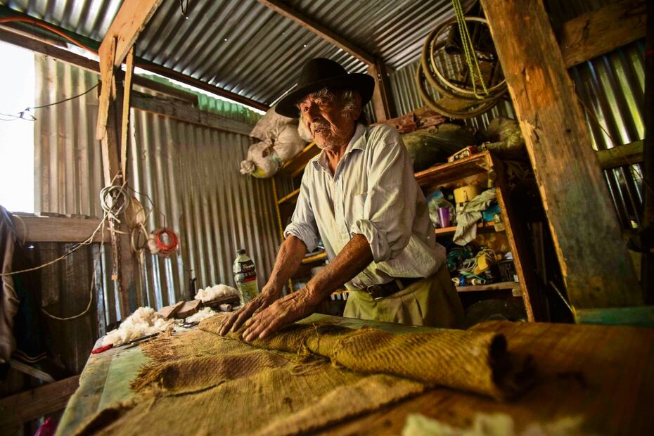 Realizar un sombrero de panza de burro es una labor ardua de dos a tres días completos de trabajo. Si se cuidan correctamente, la pieza pueden durar hasta 30 años. Foto: Mario Arturo Martínez