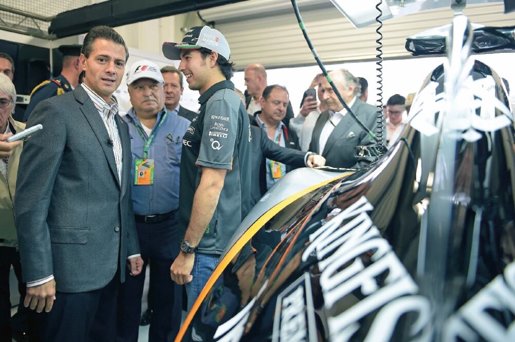 El presidente Enrique Peña Nieto visitó el garaje del piloto mexicano Sergio Checo Pérez, donde le deseó suerte de cara a la carrera del próximo domingo (PRESIDENCIA)