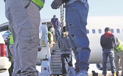 Encadenados de pies y manos, expulsan a migrantes a México