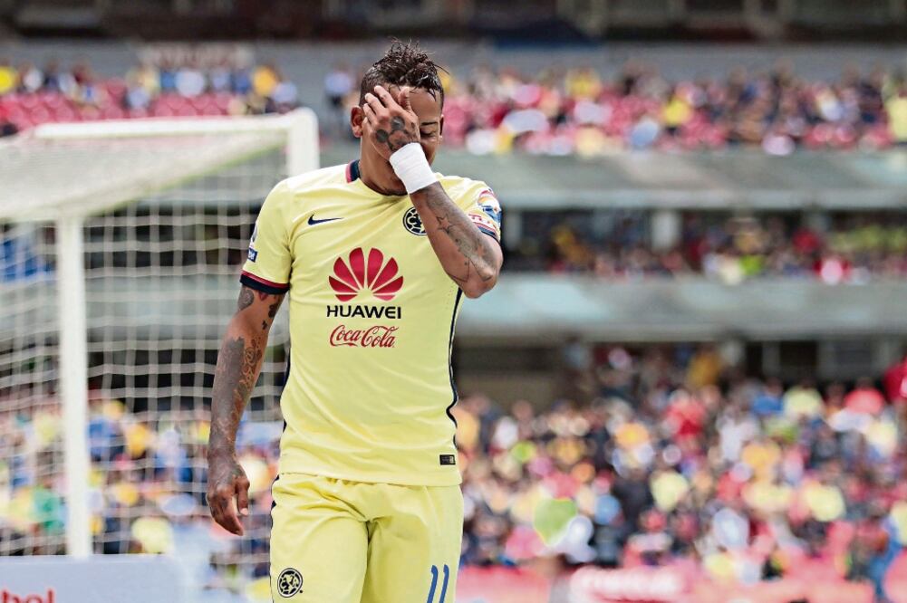 Michael Arroyo no tuvo oportunidad contra los escarlatas y abandonó el Azteca muy contrariado (ALEJANDRA SUÁREZ)