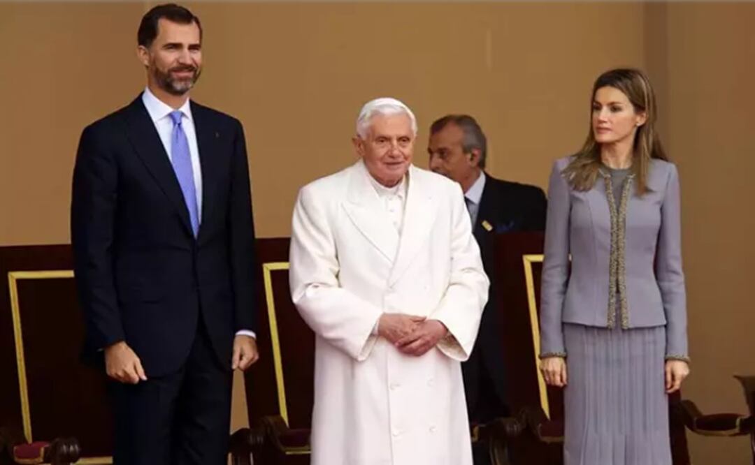 El Papa Benedicto XVI es recibido por los Príncipes Felipe y Letizia a su llegada al aeropuerto de Lavacolla. Foto: Jack Abuin / Zuma Press / ContactoPhoto