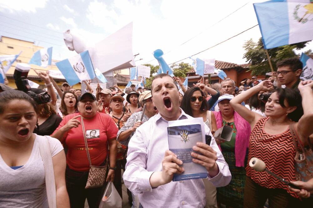 Guatemaltecos salieron ayer a las calles a protestar contra la decisión del presidente Jimmy Morales de declarar persona non grata y ordenar la salida de Iván Velásquez, jefe de la comisión anticorrupción de la ONU (FABRICIO ALONZO. REUTERS)
