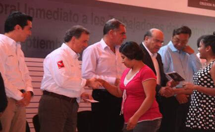 Meade entrega recursos a afectados por plantón en Oaxaca