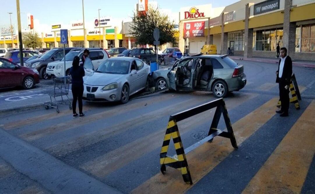 Durante el enfrentamiento se registraron choques pues los conductores intentaron evadir las camionetas con hombres armados. Foto: Especial