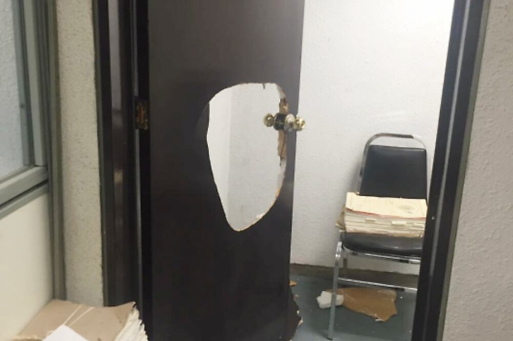 El tercer obstáculo para los fugitivos fue una puerta negra que estaba cerrada, por lo que le hicieron un hoyo cerca del picaporte (FOTO: ESPECIAL)