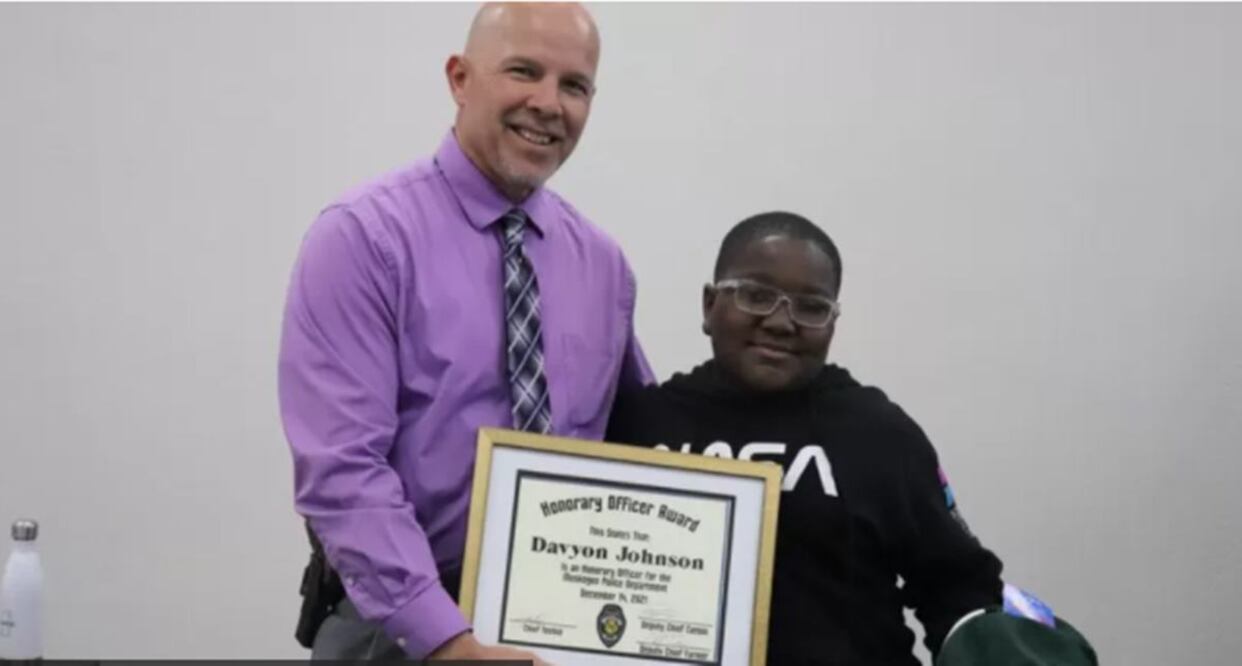 El jefe de policía de Muskogee, Johnny Teehee, otorgó un premio de oficial honorario a Davyon Johnson, de 11 años. Foto: Tomada de Facebook