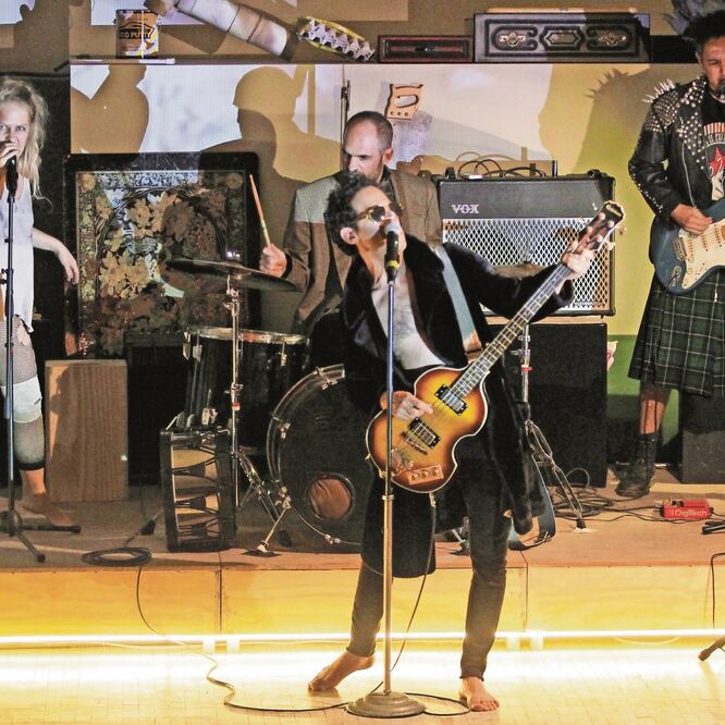 La obra, que se presenta en el museo Tamayo, ahonda en la relación de pareja. Foto: Humberto Mendoza/El Universal