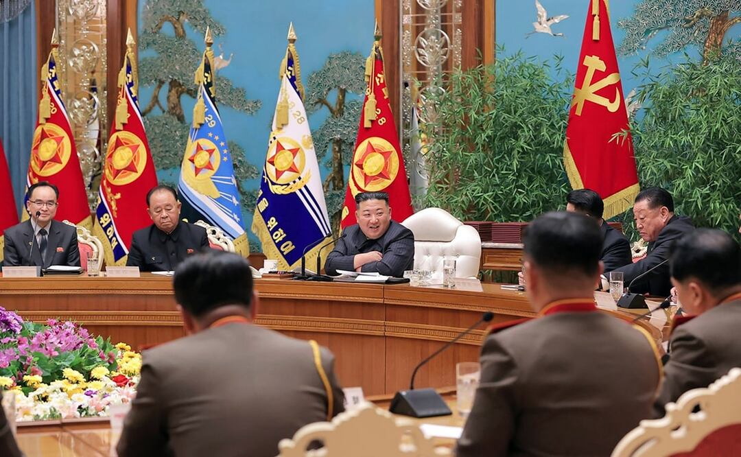 El gobierno norcoreano, el líder Kim Jong Un, al centro, participa en una reunión de la Comisión Militar Central del Partido de los Trabajadores. Foto: AP