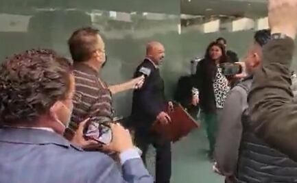 Fiscal de Campeche evade a reporteros tras ser cuestionado por espionaje telefónico a "Alito" Moreno