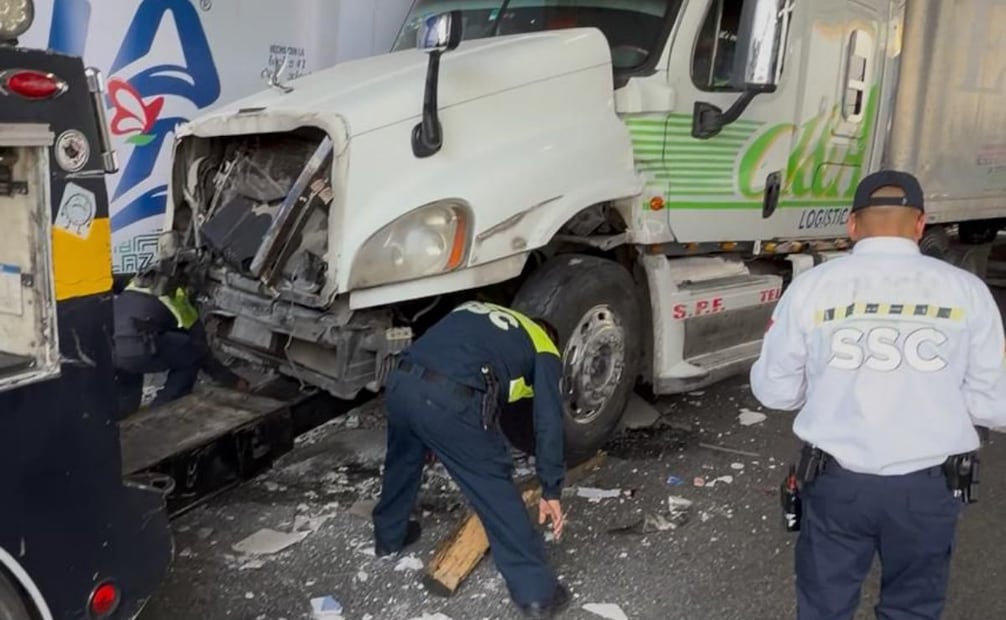 Tráiler provoca choque múltiple en avenida Constituyentes; una persona resultó lesionada.
Foto: Especial.