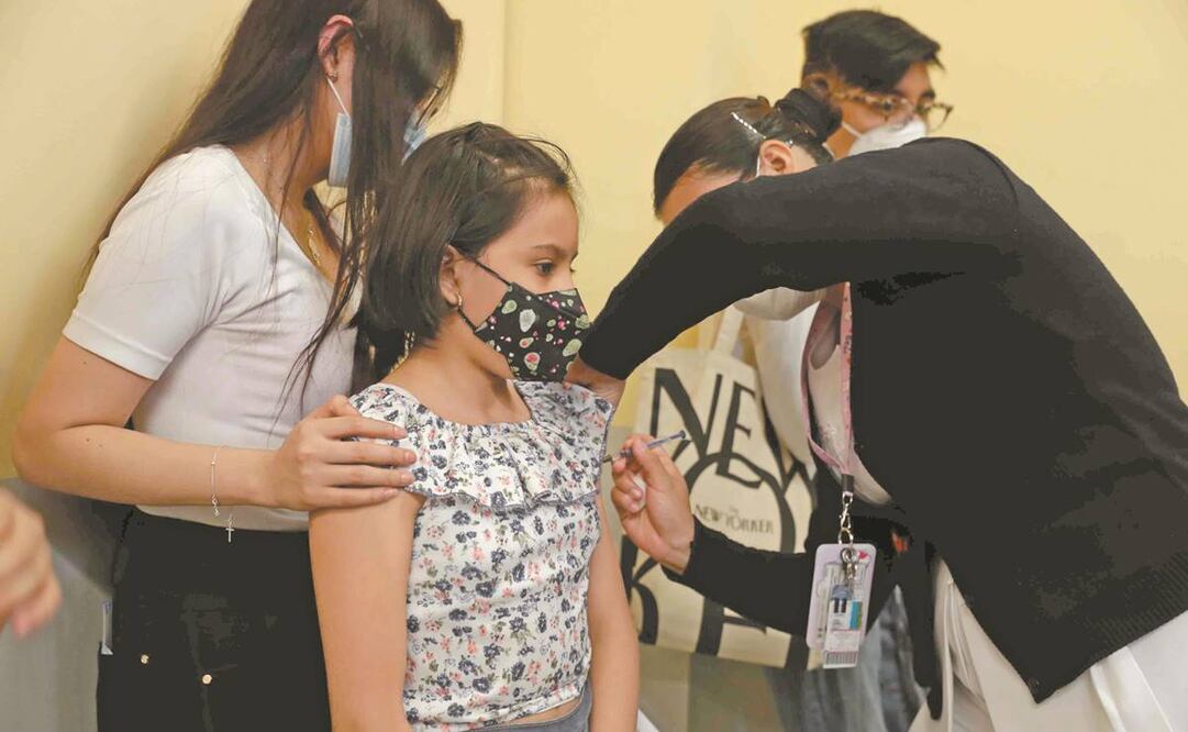 Algunos menores de 10 y 11 años que acudieron a la vacunación rompieron en llanto al ver la jeringa y otros mostraron valentía. Foto: Diego Simón/ EL UNIVERSAL.