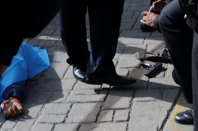 Mueren pasajero y ladrón tras enfrentarse en combi