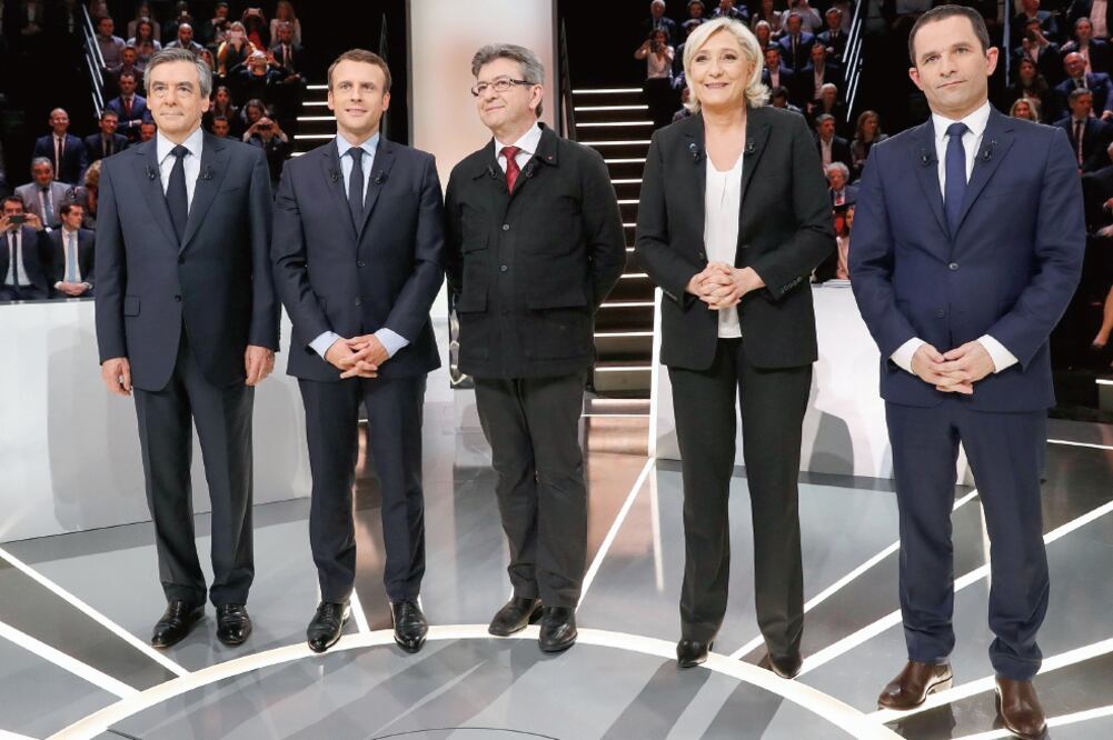 Los cinco principales candidatos presidenciales de Francia: Francois Fillo n , Emmanuel Macron, Jean-Luc Mélenchon, Marine Le Pen y Benoît Hamon, posaron ayer antes del debate previo a la elección del 23 de abril. (EFE)