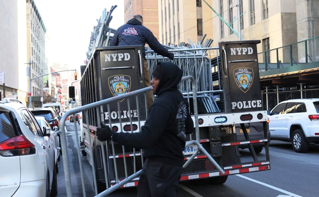 Policías colocan barricadas frente a la corte criminal de Manhattan, ante la posibilidad de protestas si Donald Trump es detenido. FOTO: AFP