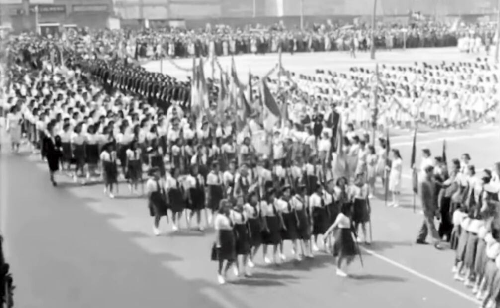 Desfile de estudiantes capitalinos previo al homenaje a Francisco González Bocanegra y Jaime Nunó en el Zócalo, 1942. Foto: Captura de Pantalla/ESPECIAL.
