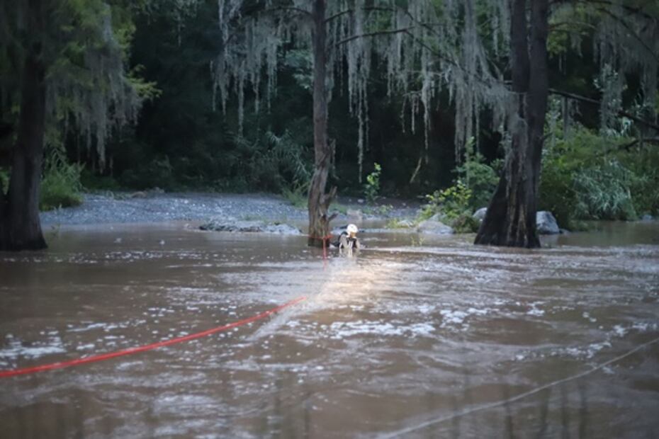 Rescatan a 25 personas atrapadas por la corriente del río Ramos en Nuevo León