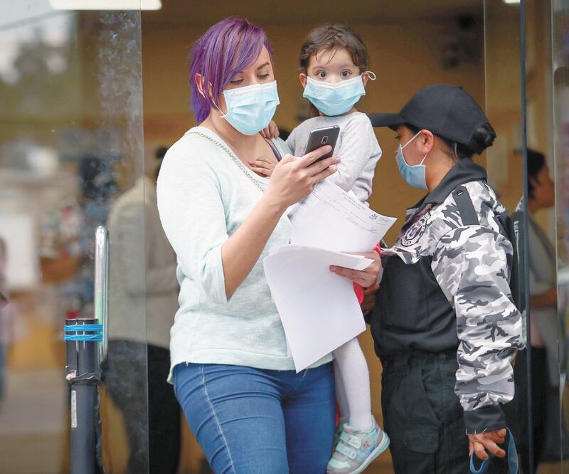 Pacientes acuden al Instituto Nacional de Enfermedades Respiratorias, ubicado en el sur de la Ciudad de México. Todos ingresan con tapabocas por las medidas implementadas debido al brote de coronavirus. Foto:DIEGO SIMÓN. EL UNIVERSAL