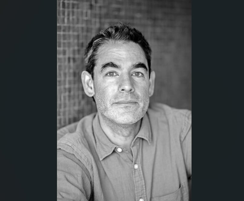 Fernando Eimbcke ha construido una de las filmografías más singulares del cine mexicano reciente. Después de Olmo (2025), volvió a la Berlinale con Moscas, reconocida en 2026 con el Premio del Jurado Ecuménico. Crédito: Cortesía Fernando Eimbcke