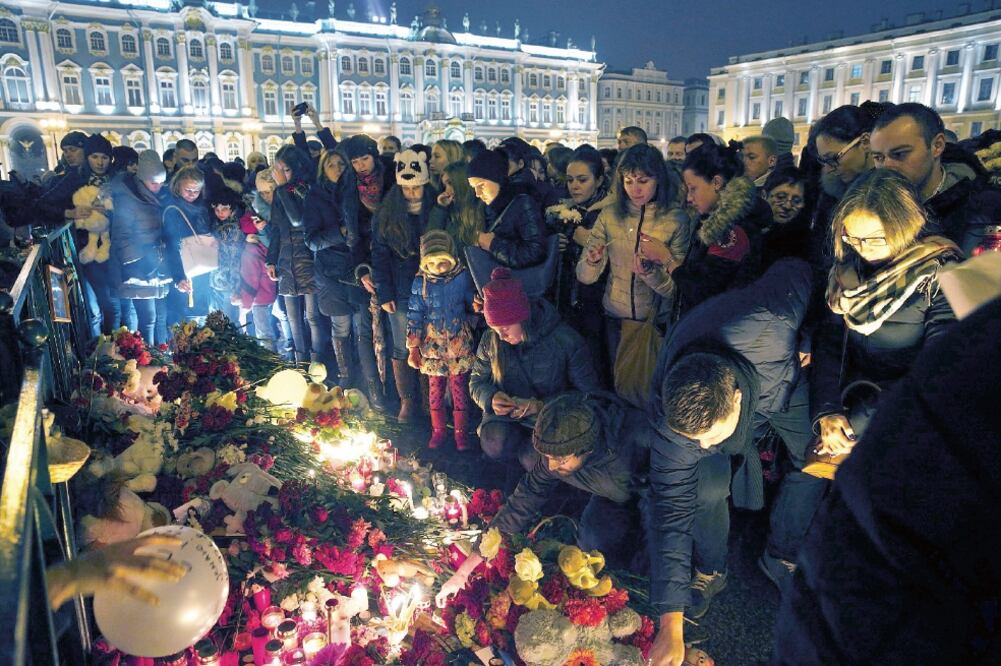 Rusos dejan flores y velas en la plaza Dvortsovaya, en San Petersburgo, en memoria de las 224 víctimas que dejó el accidente aéreo (ANATOLY MALTSEV. EFE)