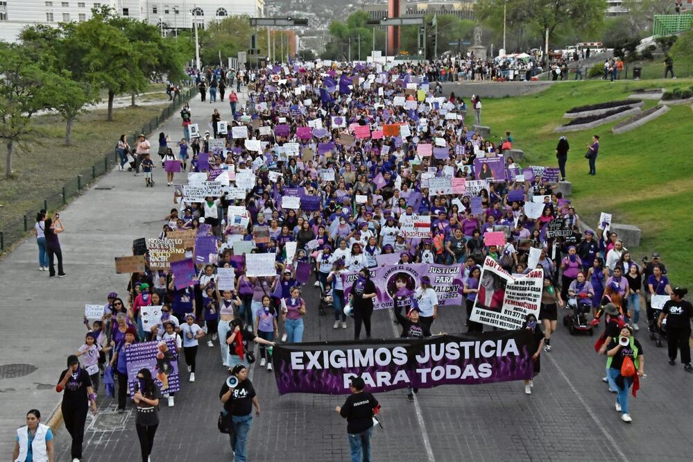 En Monterrey, Nuevo León, miles de mujeres con playeras y paliacates de color morado marcharon por las calles del centro de la ciudad, para exigir justicia para todas. Foto: Emilio Vásquez | El Universal