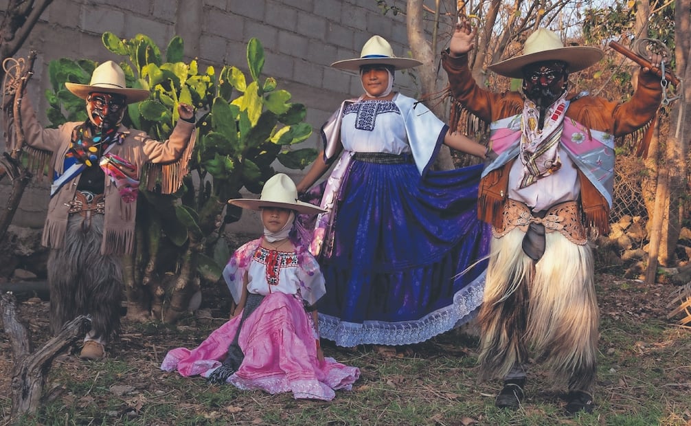 Josselyne (izq.) participa en el grupo Juquilita, en el que los niños aprenden la Danza de los Rubios. Foto: Juana García