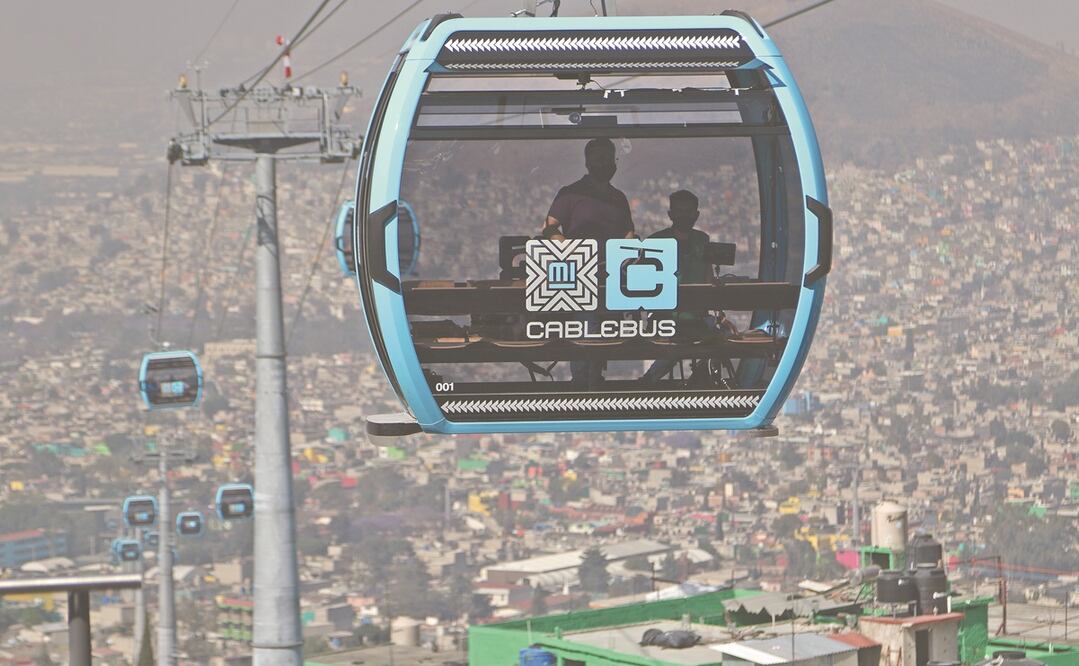 Durante un mes y medio el Cablebús brindará servicio gratuito para que las personas se vayan familiarizando con el sistema de transporte. Ayer, la gente pudo ingresar a las instalaciones. Fotos: Carlos Mejía. El Universal