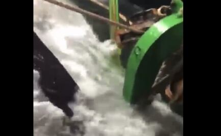 "¡Diosito Santo!"; clama pescador mientras barco se va a pique en altamar