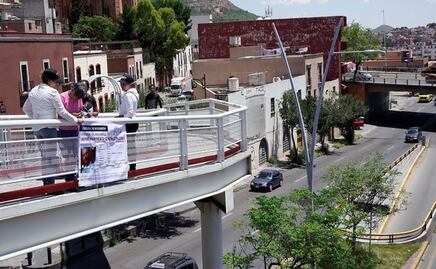Cuelgan fichas de desaparecidos en puentes peatonales en Zacatecas