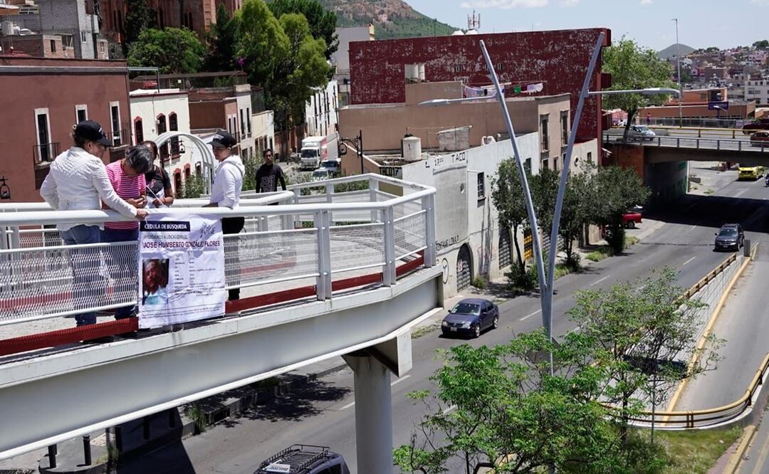 Cuelgan fichas de desaparecidos en puentes peatonales en Zacatecas. Foto: Diana Valdez