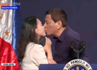 Video. La polémica por el beso del presidente filipino