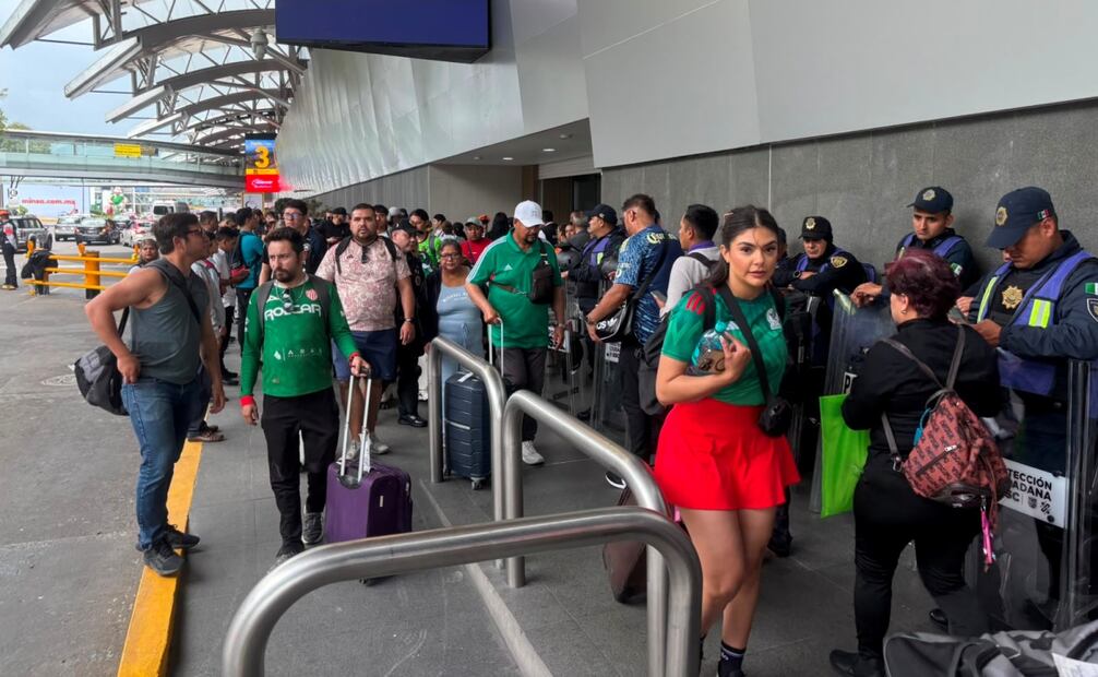 Implementan filtros de seguridad en la Terminal 1 del AICM ante movilizaciones de la CNTE. Foto: Juan Carlos Williams / EL UNIVERSAL