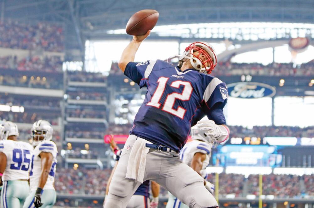 Tom Brady orquestó dos largas ofensivas en la segunda mitad; acertó 20 de 27 pases para 275 yardas con dos touchdown y sin intercepciones (ERICH SCHLEGEL. USA TODAY SPORTS)