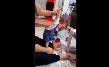 Captan a padre golpeando a su bebé en Arabia Saudita por "no aprender a caminar"