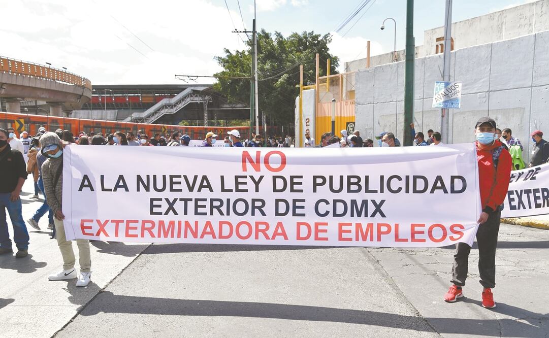 Empleados manifestaron su molestia con la posible aprobación de la Ley de Publicidad Exterior, que quedó fuera del periodo extraordinario. Foto: Hugo García/ EL UNIVERSAL.