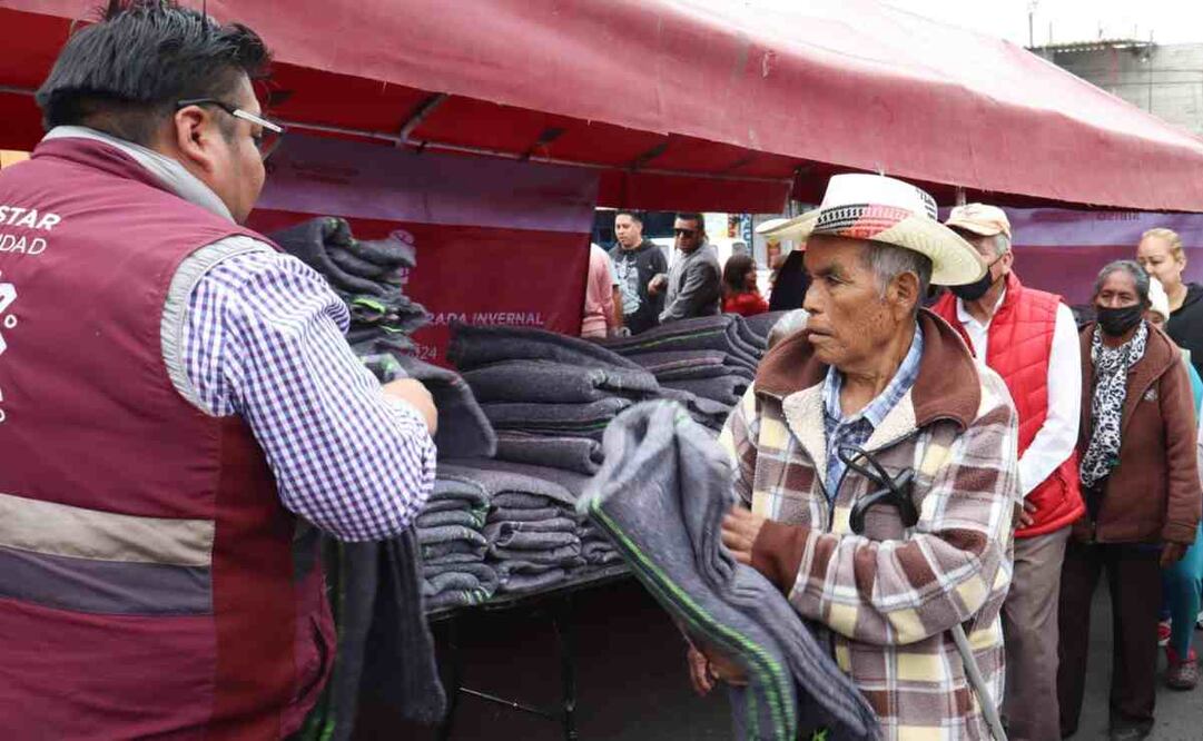 Entregan mil kits de ropa de invierno a familias de bajos recursos. Foto: Especial