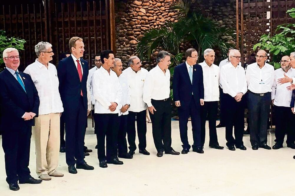 Enrique Peña Nieto, presidente mexicano (cuarto a la izq.) acudió ayer a a la firma del cese el fuego bilateral y definitivo entre el gobierno colombiano y las FARC (ESPECIAL)