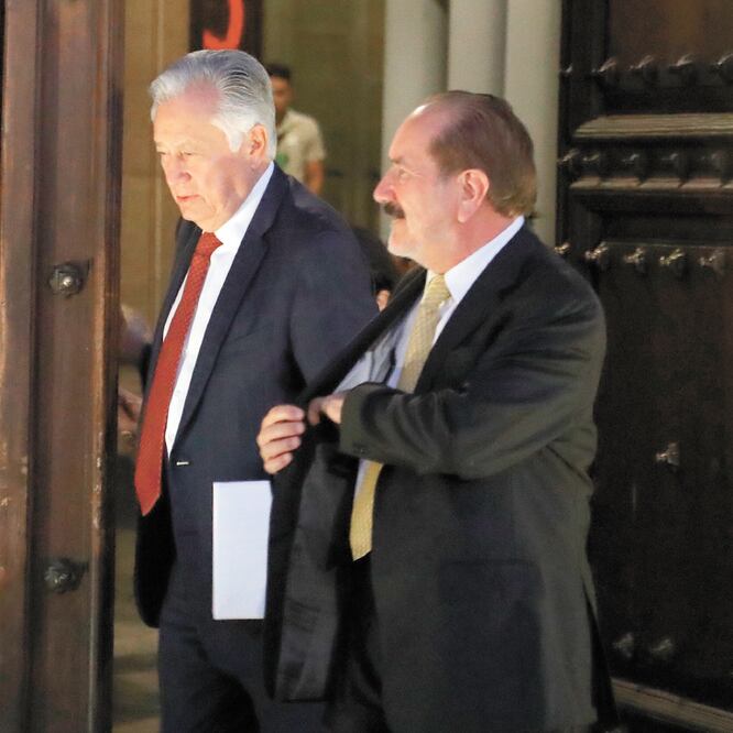 Manuel Bartlett (izq.), titular de la CFE, a su salida de la reunión de gabinete con Andrés Manuel López Obrador. IRVIN OLIVARES. EL UNIVERSAL