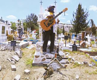 “Entierros por Covid me dan para mantener a mi familia”, dice sepulturero